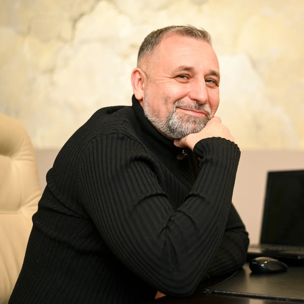 T. László